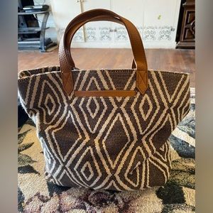 This is a THIRTY - ONE hand/shoulder straps bag that is in immaculate condition